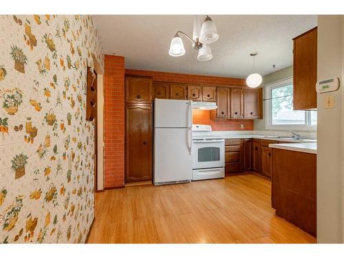 1705 23 Avenue North, Lethbridge, AB - Indoor Photo Showing Kitchen With Double Sink