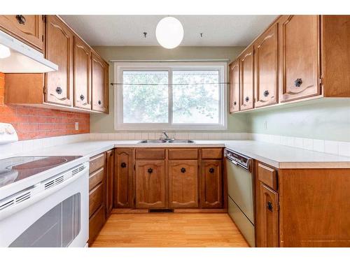 1705 23 Avenue North, Lethbridge, AB - Indoor Photo Showing Kitchen With Double Sink