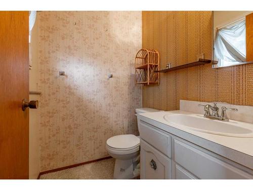 1705 23 Avenue North, Lethbridge, AB - Indoor Photo Showing Bathroom