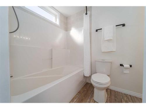 35 Squamish Boulevard West, Lethbridge, AB - Indoor Photo Showing Bathroom