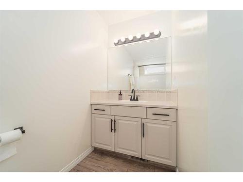 35 Squamish Boulevard West, Lethbridge, AB - Indoor Photo Showing Bathroom