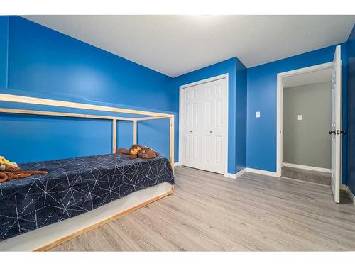 35 Squamish Boulevard West, Lethbridge, AB - Indoor Photo Showing Bedroom