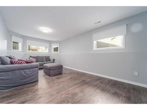 35 Squamish Boulevard West, Lethbridge, AB - Indoor Photo Showing Living Room