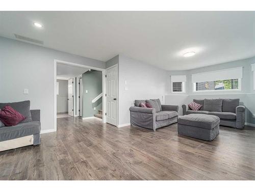 35 Squamish Boulevard West, Lethbridge, AB - Indoor Photo Showing Living Room