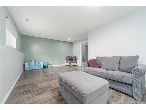 35 Squamish Boulevard West, Lethbridge, AB - Indoor Photo Showing Living Room