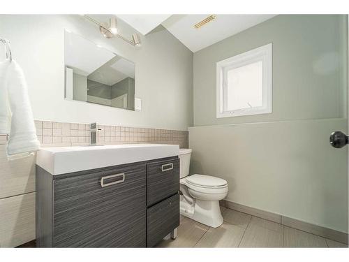 35 Squamish Boulevard West, Lethbridge, AB - Indoor Photo Showing Bathroom