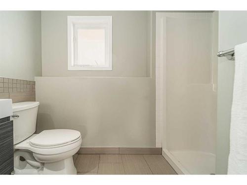 35 Squamish Boulevard West, Lethbridge, AB - Indoor Photo Showing Bathroom