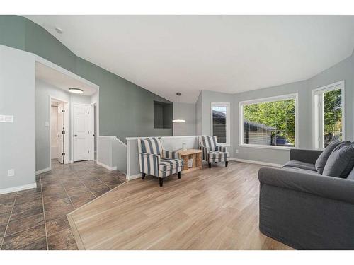 35 Squamish Boulevard West, Lethbridge, AB - Indoor Photo Showing Living Room