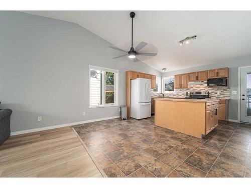 35 Squamish Boulevard West, Lethbridge, AB - Indoor Photo Showing Kitchen