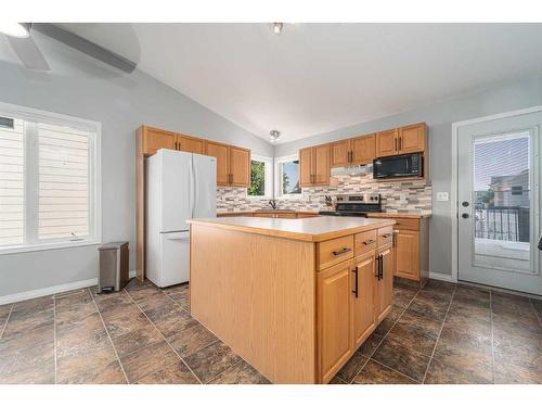 35 Squamish Boulevard West, Lethbridge, AB - Indoor Photo Showing Kitchen