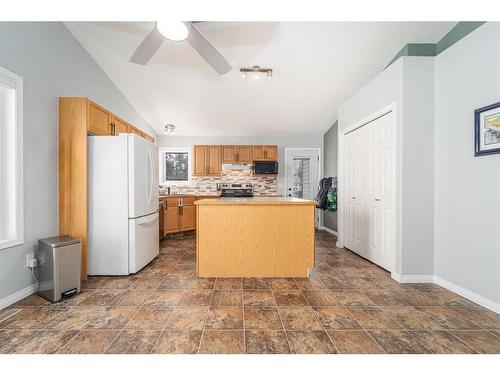 35 Squamish Boulevard West, Lethbridge, AB - Indoor Photo Showing Kitchen