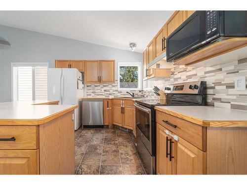 35 Squamish Boulevard West, Lethbridge, AB - Indoor Photo Showing Kitchen