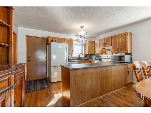 1236 42 Avenue North, Lethbridge, AB - Indoor Photo Showing Kitchen