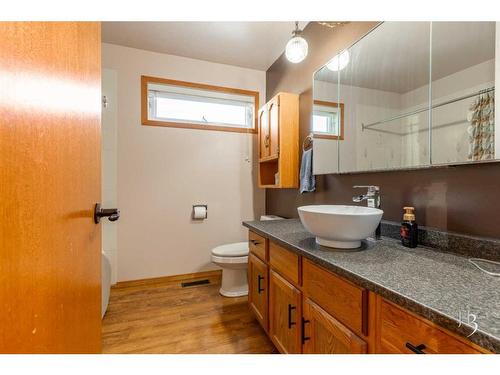 1236 42 Avenue North, Lethbridge, AB - Indoor Photo Showing Bathroom