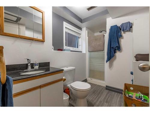 1236 42 Avenue North, Lethbridge, AB - Indoor Photo Showing Bathroom