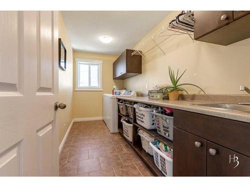 409 Arbourwood Terrace South, Lethbridge, AB - Indoor Photo Showing Kitchen