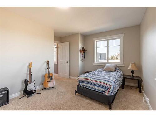 409 Arbourwood Terrace South, Lethbridge, AB - Indoor Photo Showing Bedroom