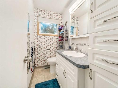 231 Ryerson Road West, Lethbridge, AB - Indoor Photo Showing Bathroom