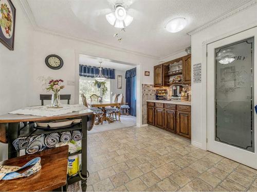 231 Ryerson Road West, Lethbridge, AB - Indoor Photo Showing Dining Room