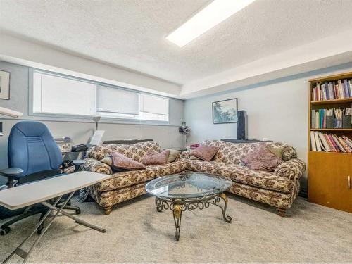 231 Ryerson Road West, Lethbridge, AB - Indoor Photo Showing Living Room