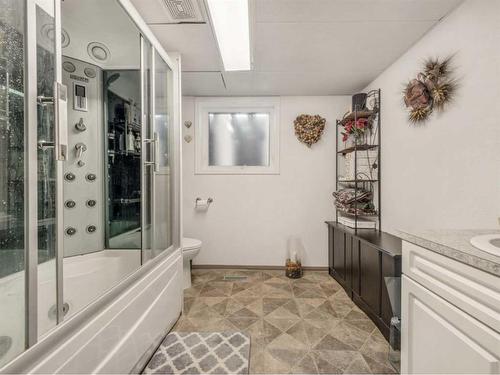 231 Ryerson Road West, Lethbridge, AB - Indoor Photo Showing Bathroom