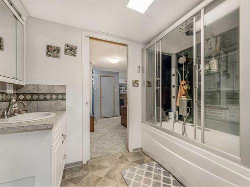 231 Ryerson Road West, Lethbridge, AB - Indoor Photo Showing Bathroom