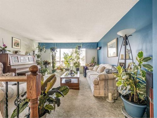 231 Ryerson Road West, Lethbridge, AB - Indoor Photo Showing Living Room