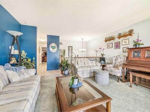 231 Ryerson Road West, Lethbridge, AB - Indoor Photo Showing Living Room