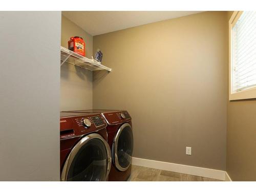 523 Firelight Place West, Lethbridge, AB - Indoor Photo Showing Laundry Room