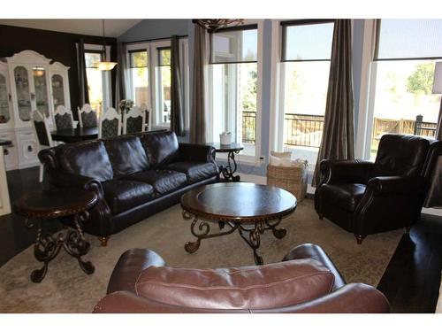 751 Northridge Street, Picture Butte, AB - Indoor Photo Showing Living Room