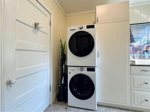 533 14 Street South, Lethbridge, AB - Indoor Photo Showing Laundry Room