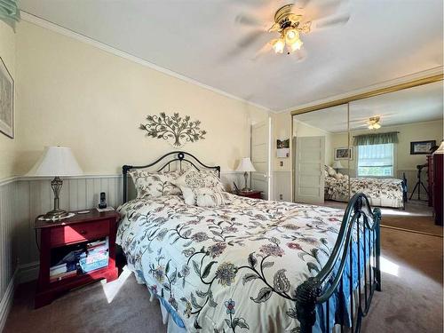 533 14 Street South, Lethbridge, AB - Indoor Photo Showing Bedroom