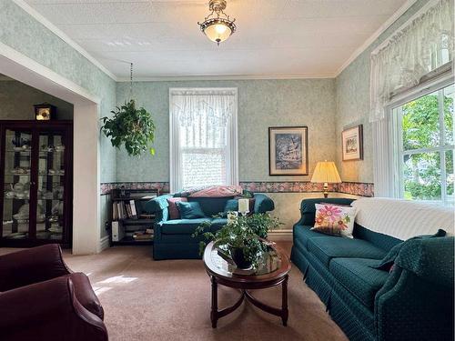 533 14 Street South, Lethbridge, AB - Indoor Photo Showing Living Room