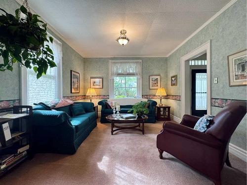 533 14 Street South, Lethbridge, AB - Indoor Photo Showing Living Room