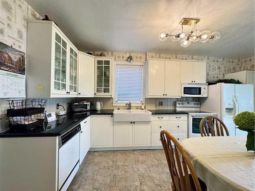 533 14 Street South, Lethbridge, AB - Indoor Photo Showing Kitchen