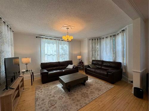 677 Frederick Street, Pincher Creek, AB - Indoor Photo Showing Living Room