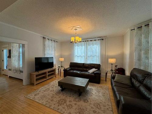 677 Frederick Street, Pincher Creek, AB - Indoor Photo Showing Living Room