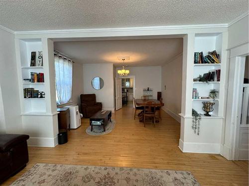 677 Frederick Street, Pincher Creek, AB - Indoor Photo Showing Living Room