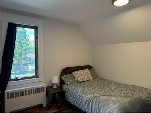 677 Frederick Street, Pincher Creek, AB - Indoor Photo Showing Bedroom