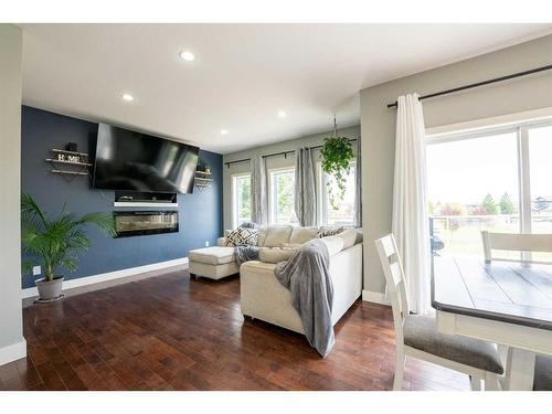 526 Twinriver Road West, Lethbridge, AB - Indoor Photo Showing Living Room