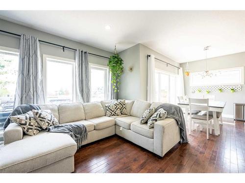 526 Twinriver Road West, Lethbridge, AB - Indoor Photo Showing Living Room