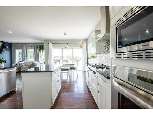 526 Twinriver Road West, Lethbridge, AB - Indoor Photo Showing Kitchen With Upgraded Kitchen