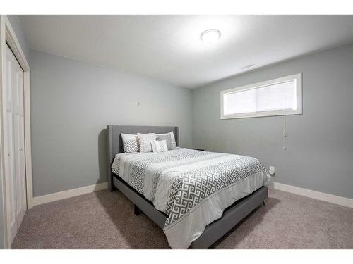 526 Twinriver Road West, Lethbridge, AB - Indoor Photo Showing Bedroom