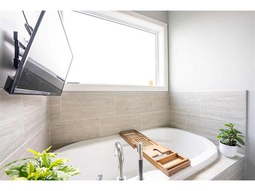 526 Twinriver Road West, Lethbridge, AB - Indoor Photo Showing Bathroom