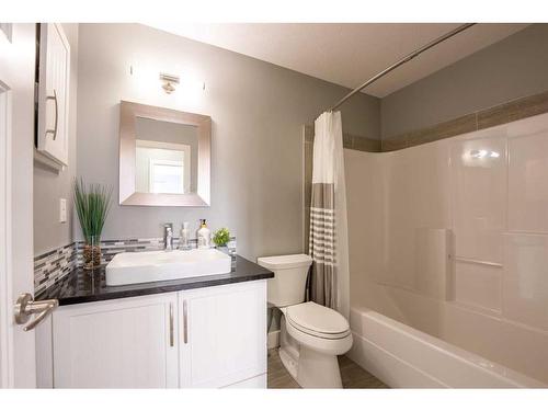 526 Twinriver Road West, Lethbridge, AB - Indoor Photo Showing Bathroom