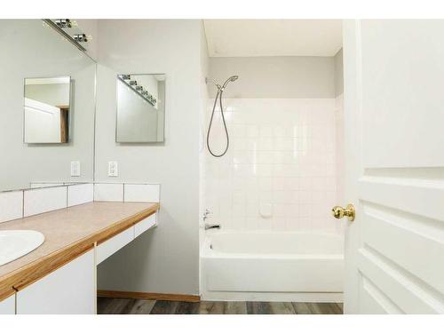 315 Heritage Crescent West, Lethbridge, AB - Indoor Photo Showing Bathroom