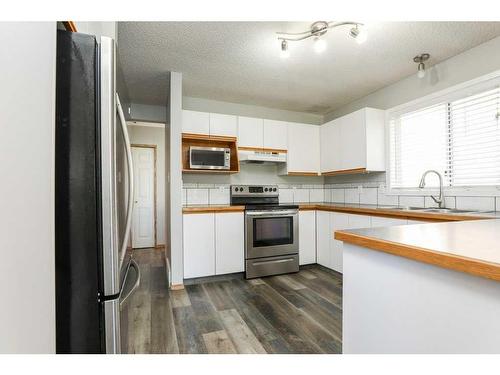 315 Heritage Crescent West, Lethbridge, AB - Indoor Photo Showing Kitchen With Double Sink