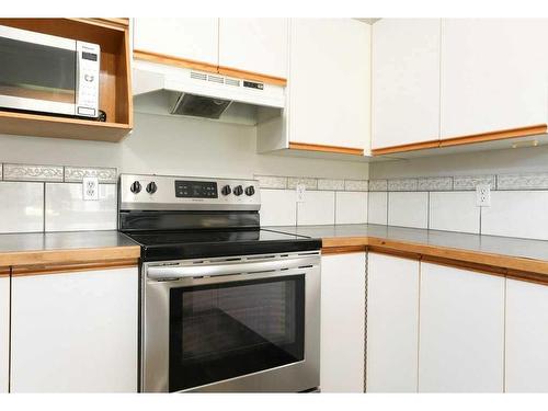 315 Heritage Crescent West, Lethbridge, AB - Indoor Photo Showing Kitchen