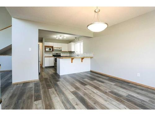 315 Heritage Crescent West, Lethbridge, AB - Indoor Photo Showing Kitchen