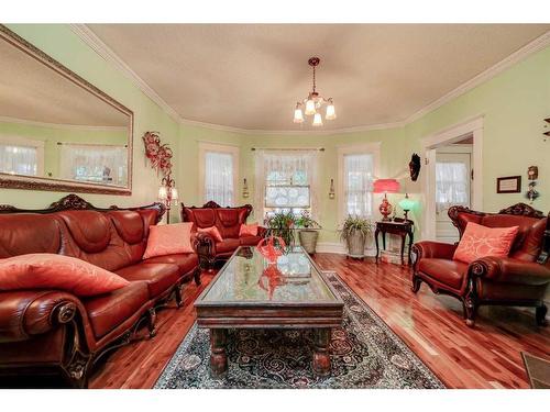 633 5 Street South, Lethbridge, AB - Indoor Photo Showing Living Room